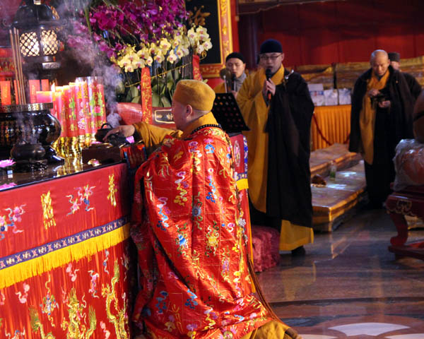 寺院僧众同步举办祈福法会,圆藏大和尚主法拈香.